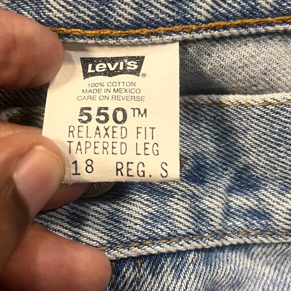 Levi’s 550 Womens Relaxed Fit Tapered Leg Jeans Size 18 Reg S Light Wash Denim - Picture 2 of 5